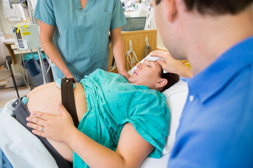 Mulher sendo amparada no trabalho de parto - foto: Tyler Olson/ShutterStock.com Mulher sendo amparada no trabalho de parto - foto: Tyler Olson/ShutterStock.com