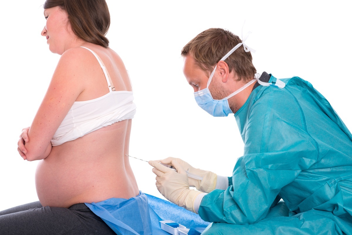 Mulher grávida recebendo anestesia antes do parto - foto: Firma V/ShutterStock.com
