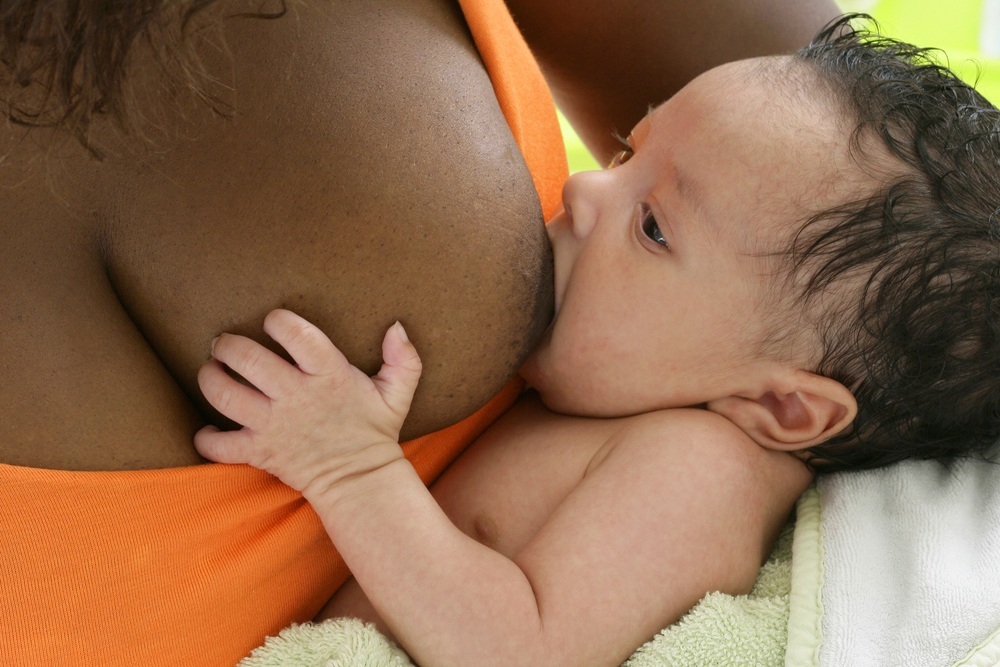 ebê mamando - Foto: JPC-PROD/Shutterstock.com